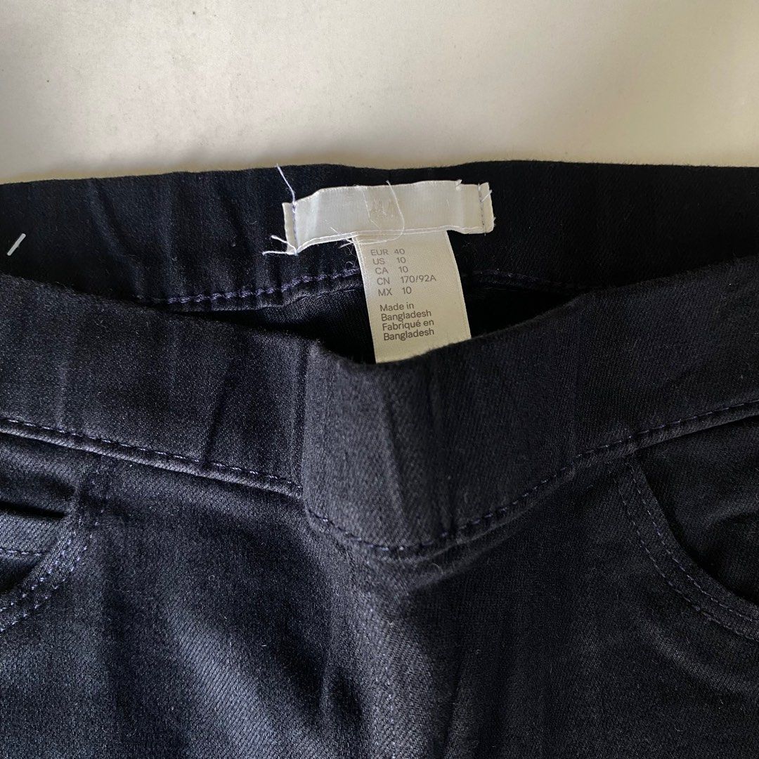 H&M Black jeggings (Category: Jeans) located in Valenzuela. Submitted by mikaaaami (Listing ID 1266270038, Image 2). Description: - no issues - size 34 on tag.