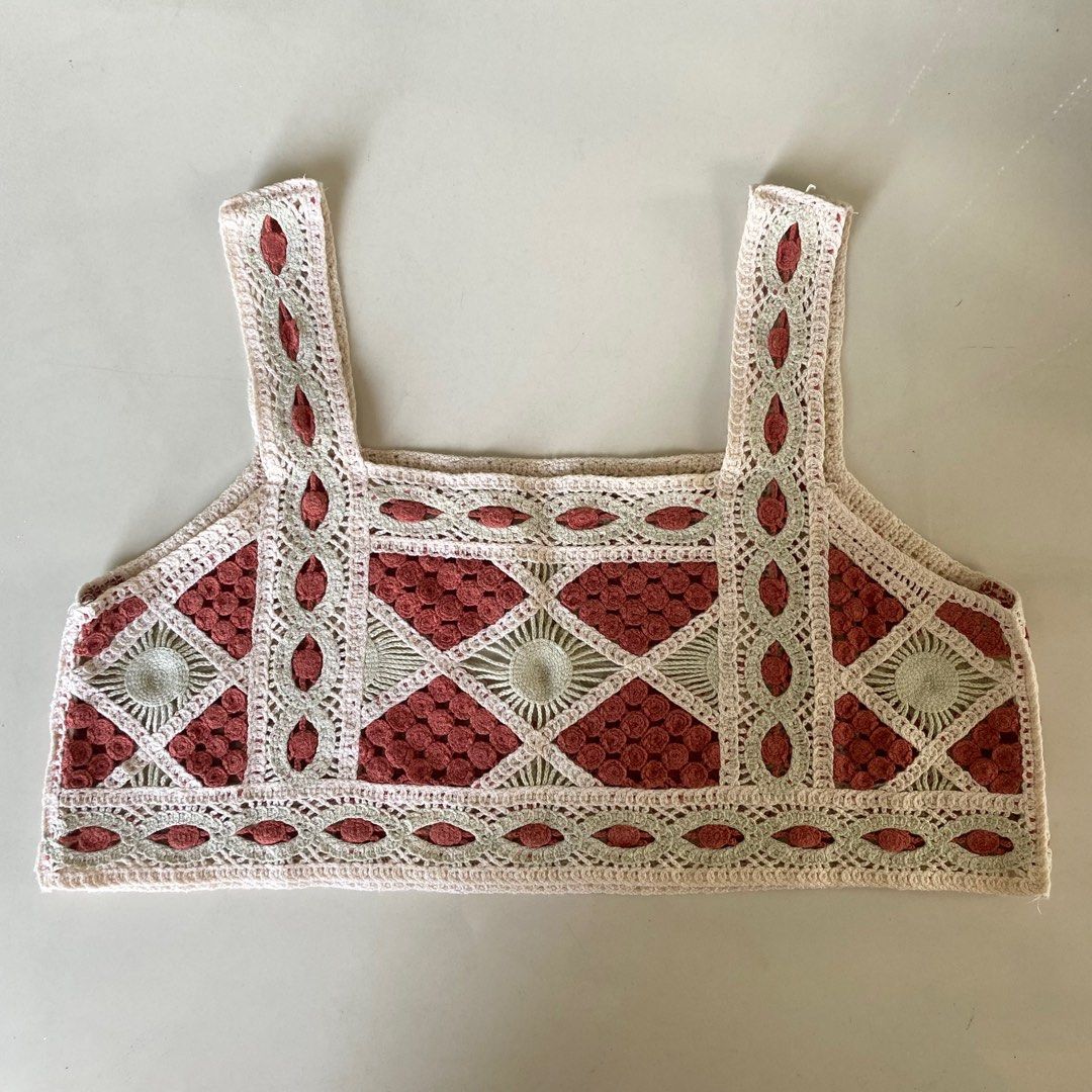 Knitted sleeveless top (Category: Sleeveless) located in Valenzuela. Submitted by mikaaaami (Listing ID 1266271880, Image 1). Description: ☆ very pretty! ☆ no issues ☆ fits sizes XS-S.