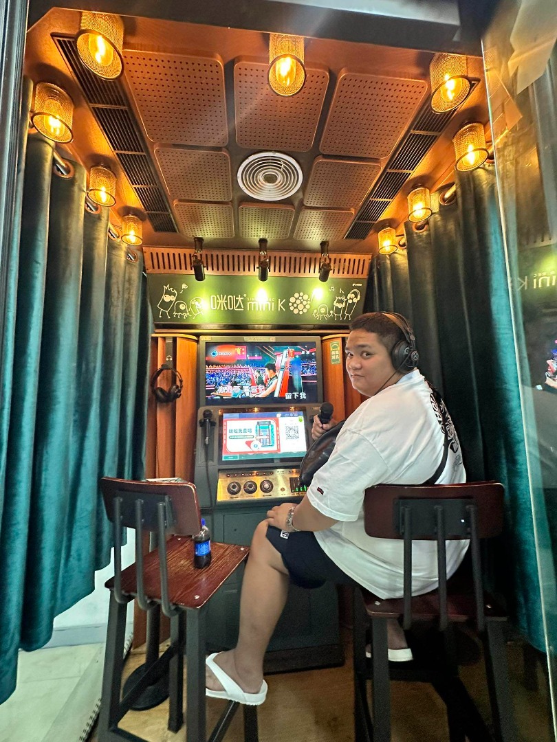 Mini KTV Booth Coin Operated Jukebox Amusement Machine Karaoke Arcade