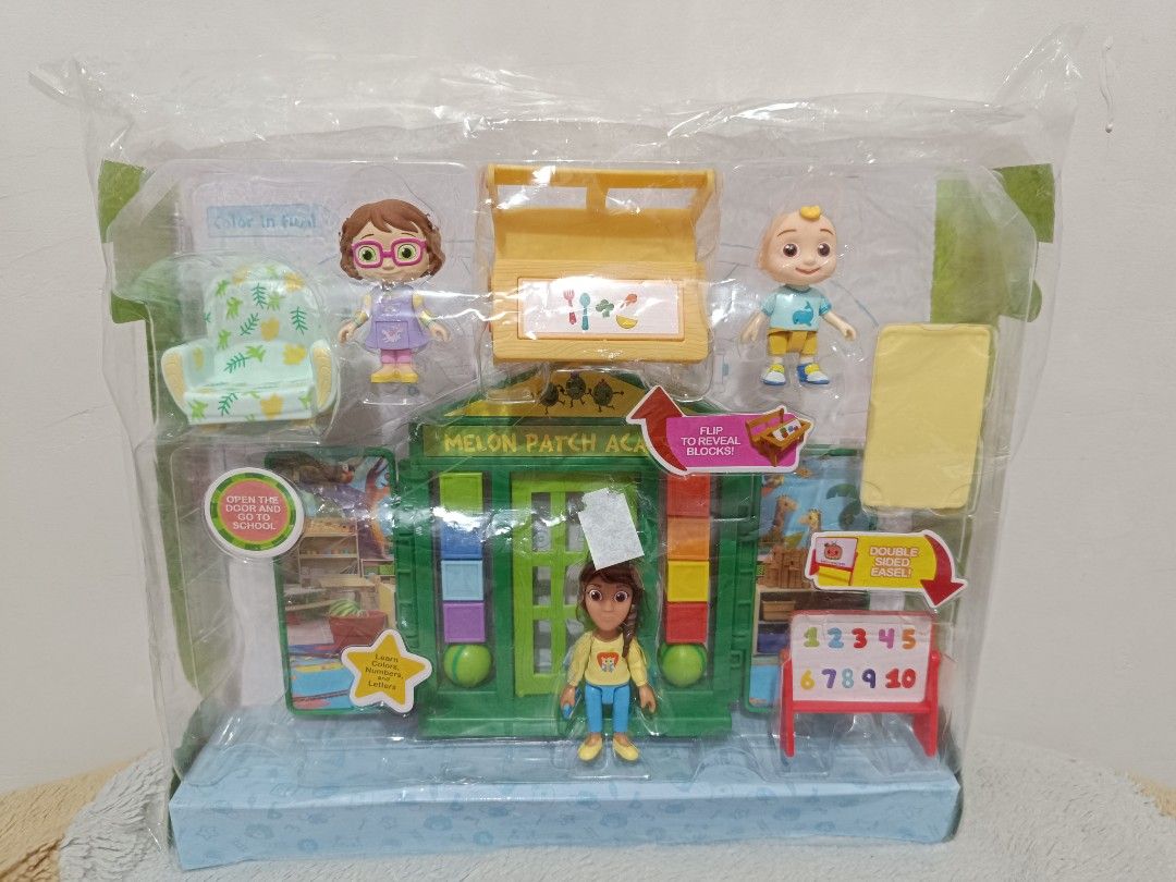 Original Cocomelon School Time Deluxe Playtime Set (Category: Kids Toys) located in Quezon City. Submitted by mhoniqvela04 (Listing ID 1266402870, Image 1). Description: Original Cocomelon School Time Deluxe Playtime Set- 750 pesos only 🔥🔥🔥 1,599 mall price nyan. 750 lang satin! Guaranteed Original✅ Only issue: Nasa clear molded case nalang po sya sira na ung original box.