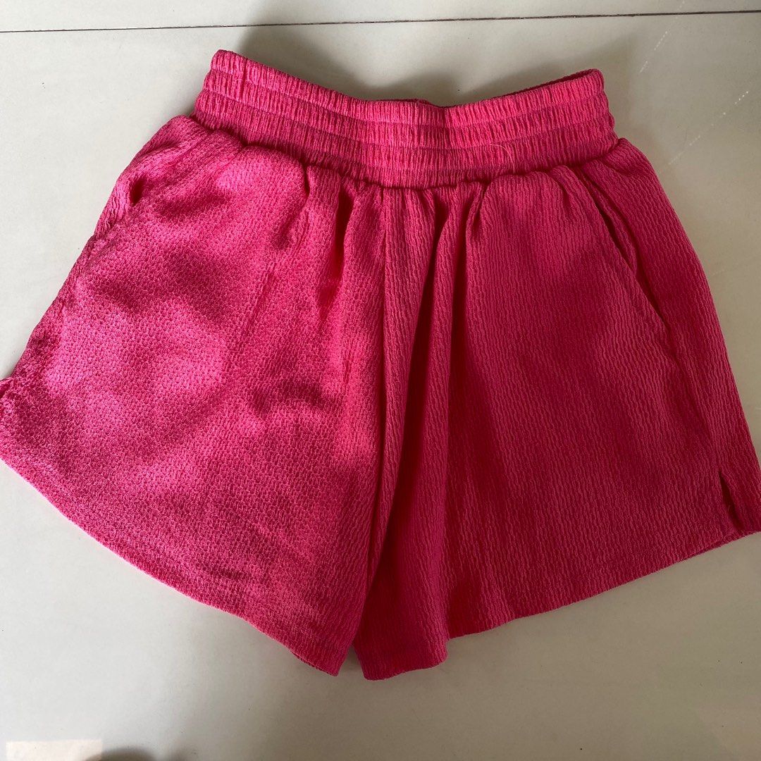 Pink linen shorts (Category: Shorts) located in Valenzuela. Submitted by mikaaaami (Listing ID 1266269431, Image 1). Description: - brand new - no issues - garterized - fits sizes 24-27.