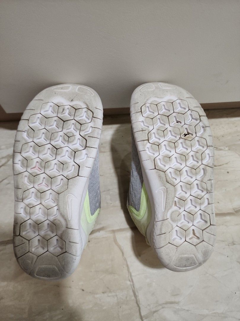 Girls gray clearance nikes