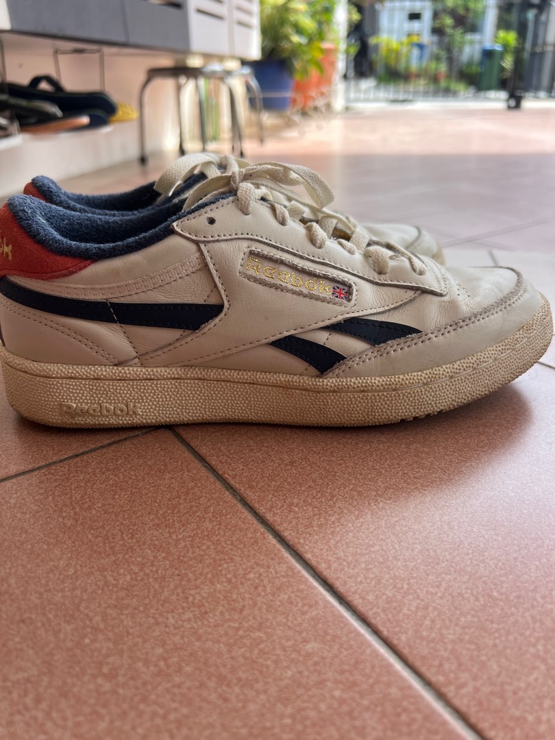 Reebok off discount white shoes
