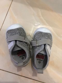 Sepatu bayi disney mickey