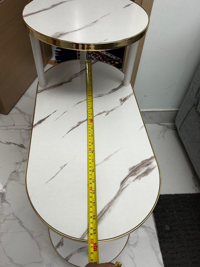 Side table （分類：桌子）位於 Hong Kong。 由 floatinggelly 提交（商品編號 1266287788，圖片 3）。簡介： Side table in very good condition. Selling as it doesn’t fit in my place. Can be disassembled for transport. Self pickup from Kennedy town. Building has lift. This is not marble. 。
