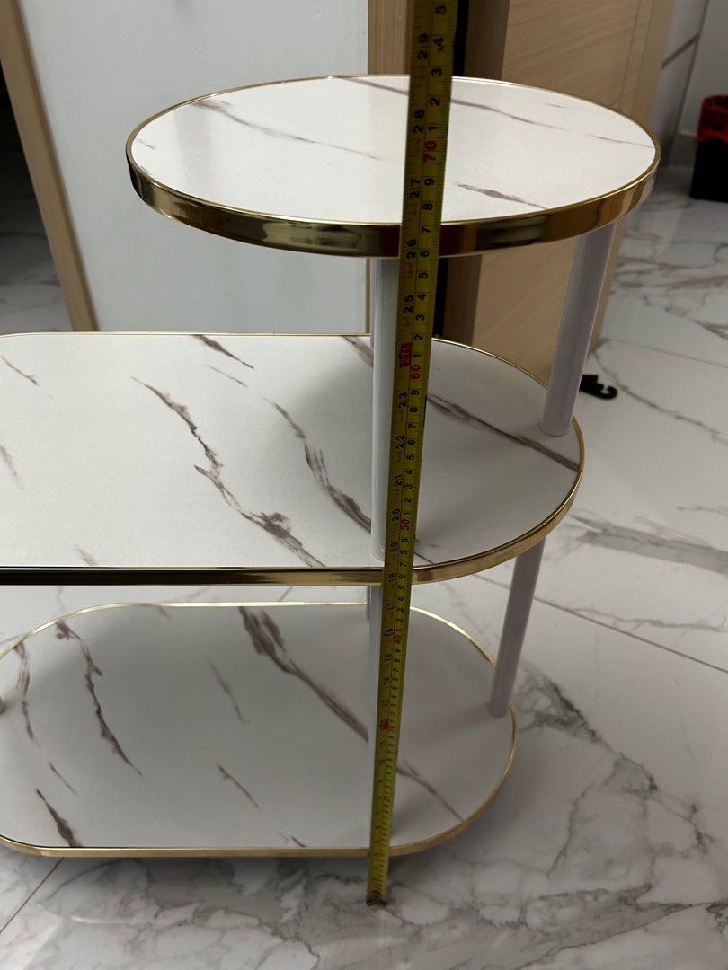 Side table （分類：桌子）位於 Hong Kong。 由 floatinggelly 提交（商品編號 1266287788，圖片 2）。簡介： Side table in very good condition. Selling as it doesn’t fit in my place. Can be disassembled for transport. Self pickup from Kennedy town. Building has lift. This is not marble. 。