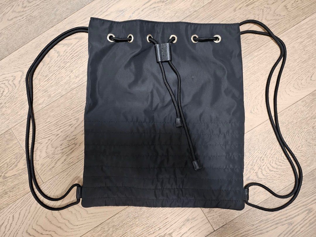 Tommy Hilfiger pull string backpack （分類：背囊）位於 Hong Kong。 由 vincycms 提交（商品編號 1266338621，圖片 3）。簡介： 100% new, preloved, unwanted gift. Size: 40cm length 36cm width Trade in person or by posted (postage paid by buyer) Slightly bargain okay。