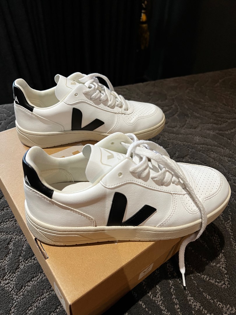 VEJA Sneakers, Women's Fashion, Footwear, Sneakers on Carousell