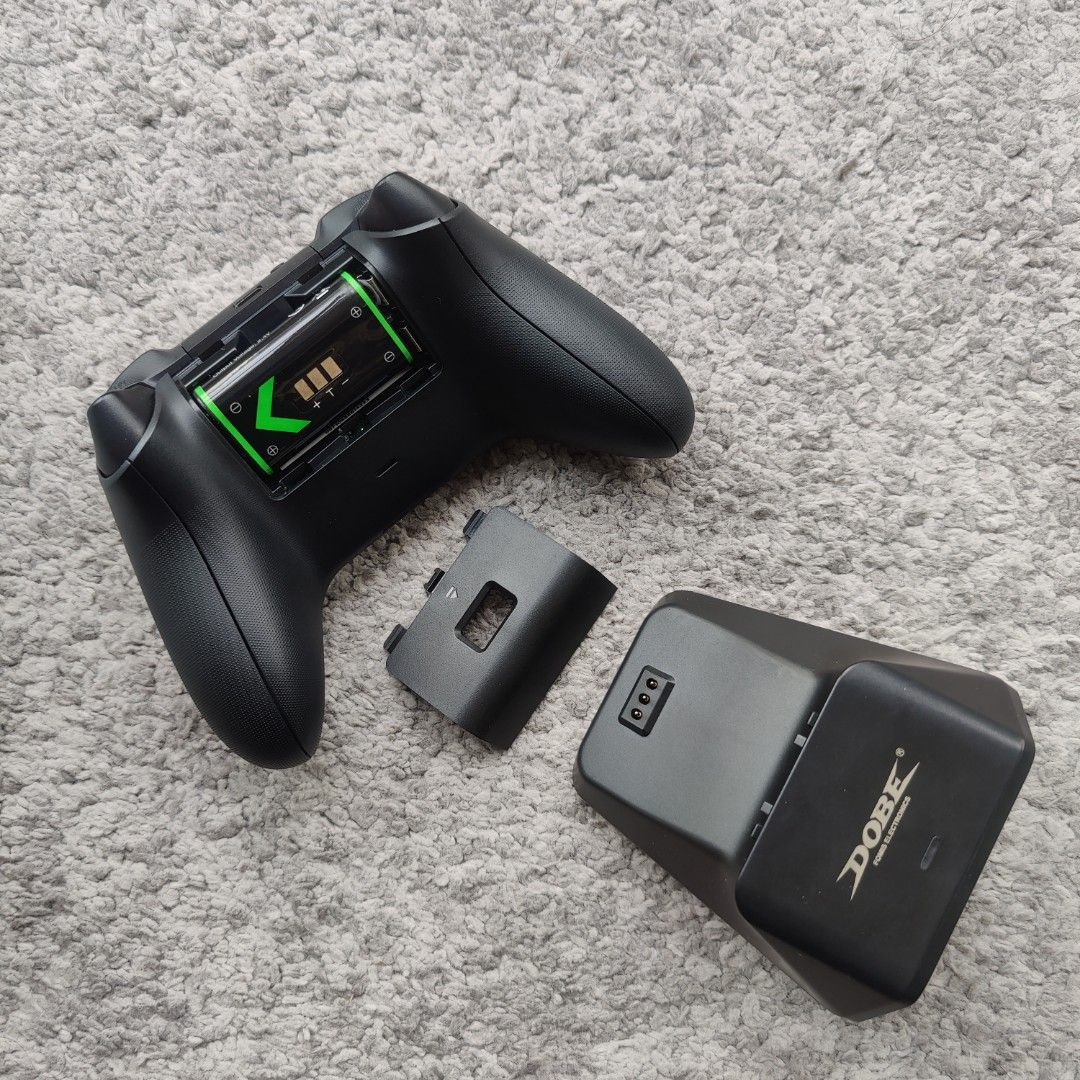 Xbox Series Controller + Dobe battery pack and charging dock, Video