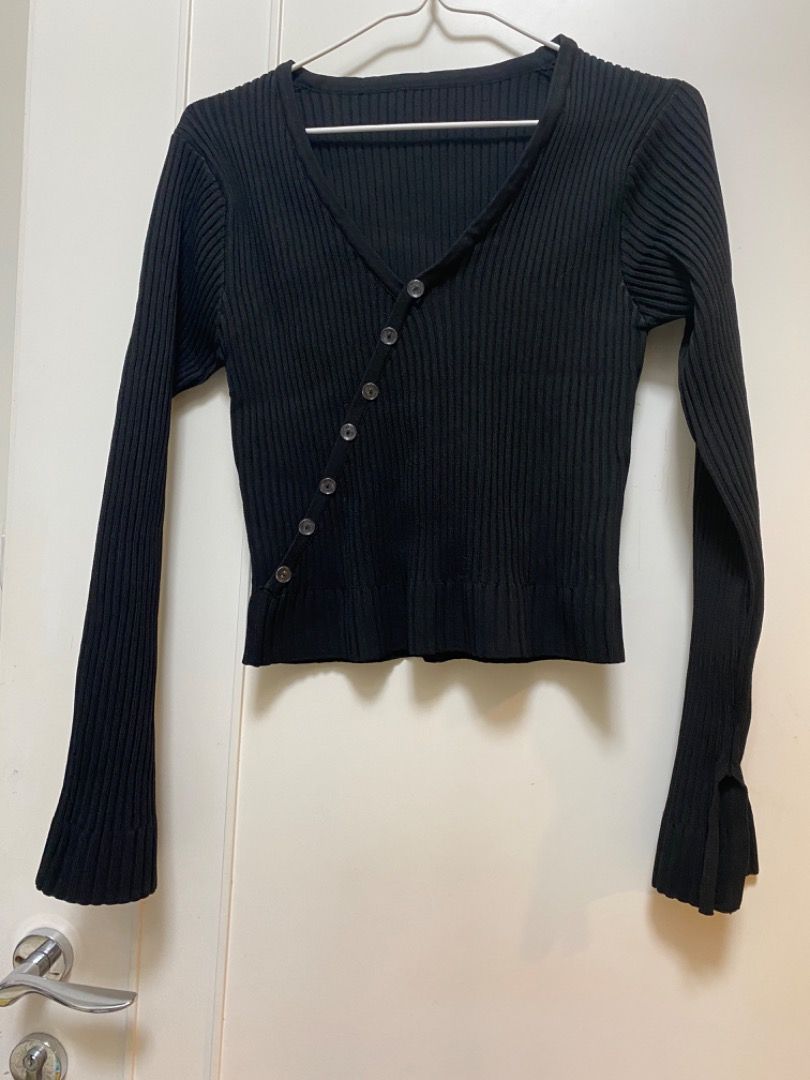 日本買黑色喇叭袖針織衫black knit v-neck top, 女裝, 上衣, 長袖衫