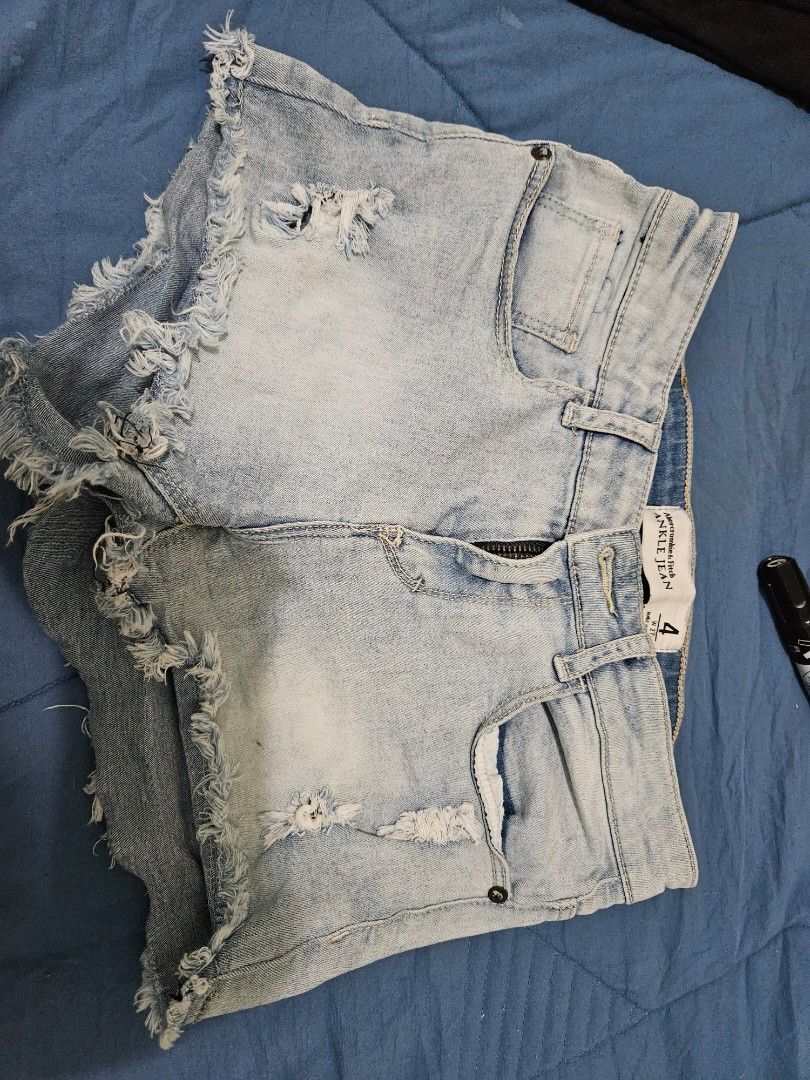 Abercrombie & Fitch shorts (Category: Shorts) located in Taguig. Submitted by gracecdb (Listing ID 1266568592, Image 3). Description: for kids size 4 like new.