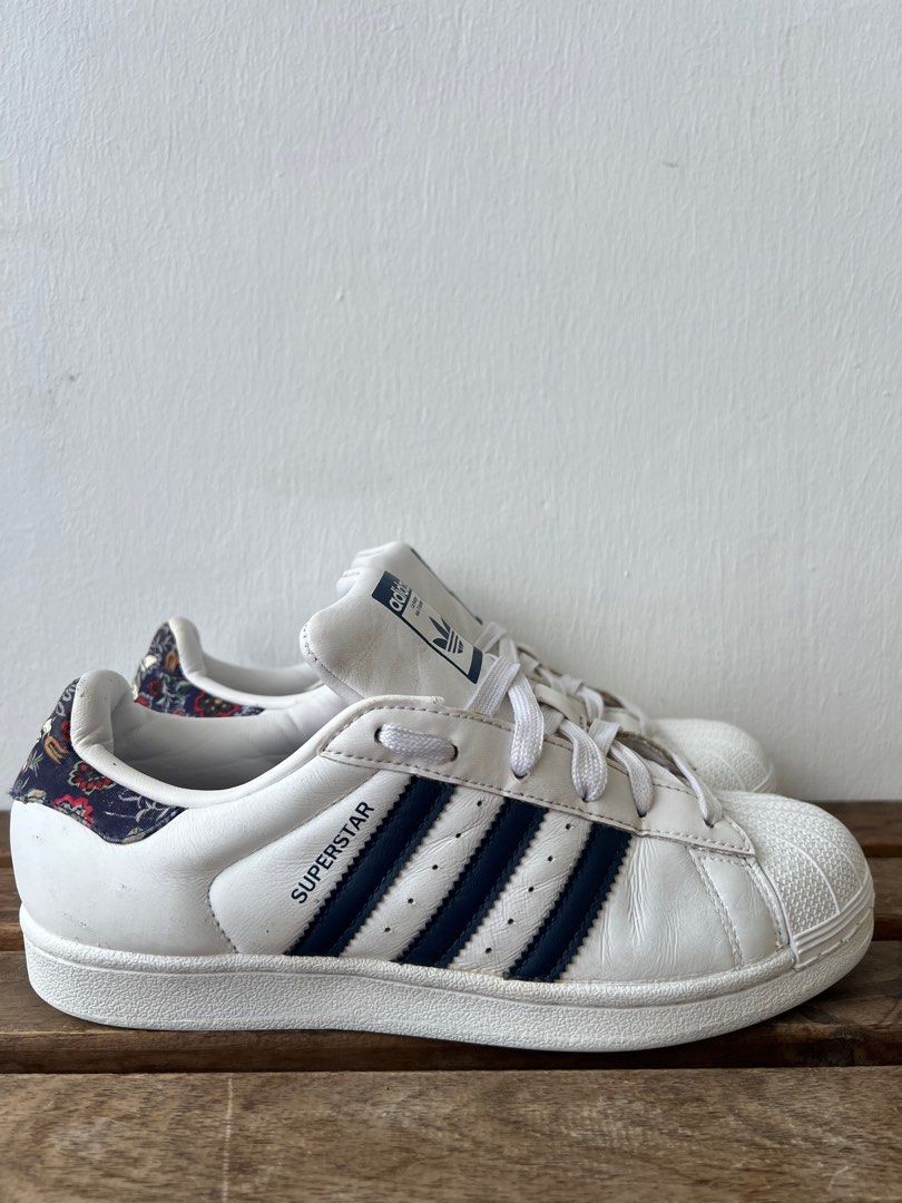 Navy blue sale adidas shell toes