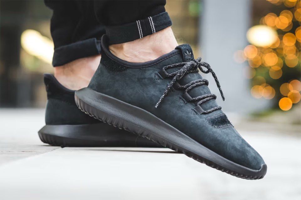 Adidas tubular hot sale shoes black