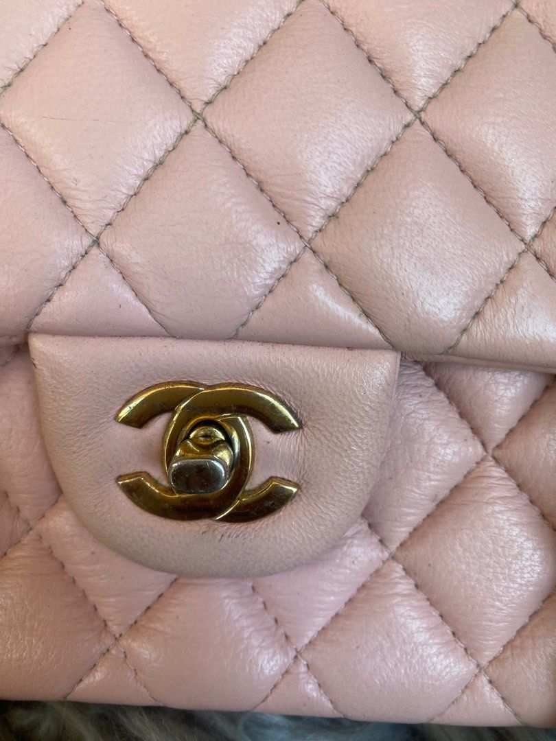 CHANEL DOUBLE FLAP BAG❤️ (Category: Luxury Bags & Wallets) located in Bacolod City. Submitted by chuchaystuffs (Listing ID 1266629790, Image 2). Description: Nice pa ung mark ng holo sticker andyan pa Dkopa to na Papa heck pag swerte kayo dito winner , pls Check inside pic for flaw but tolerable nmn kc Inside lng.