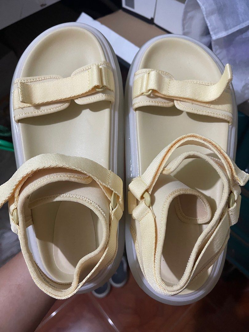Yellow sandals shop size 9