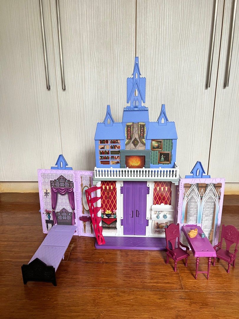  Disney Frozen Fold and Go Arendelle Castle Playset