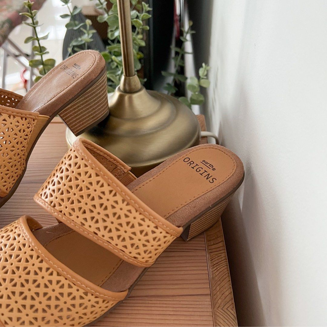 Low heel on sale earth sandals