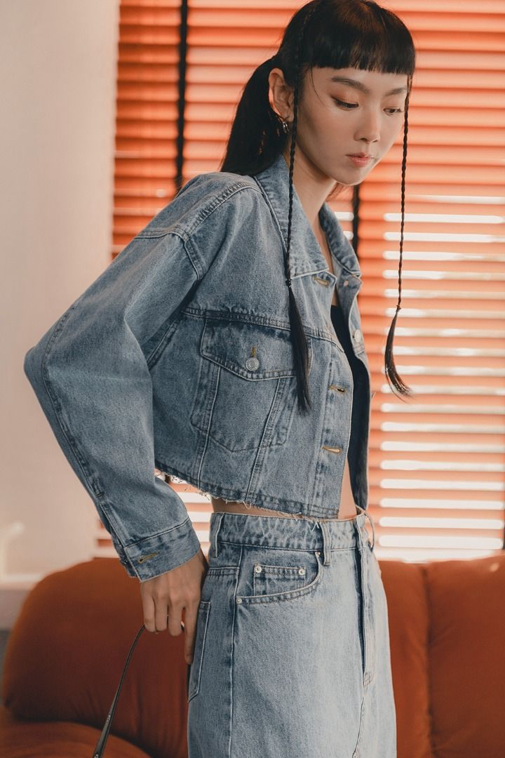 Fashmob CARA CROPPED DENIM JACKET IN LIGHT WASH