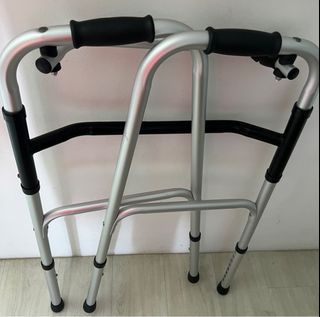 Foldable walking frame