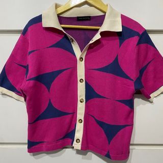FREEONG - Noir Sur Blanc Geo Shirt Top Atasan Kemeja Shirt Short Sleeve Knit Knitted Knitwear Rajut Local Pride Pink Fuschia