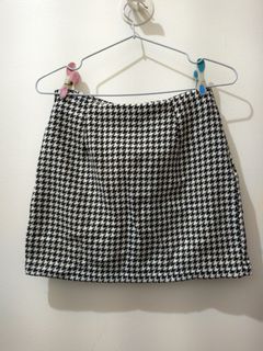 HIGH QUALITY THICK BLACK AND WHITE HOUNDSTOOTH MINI SKIRT