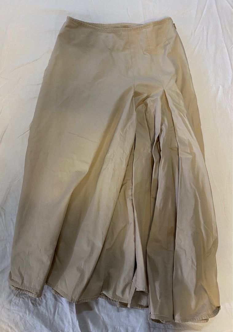 H&M Beige Preppy Long Skirt (Category: Skirts) located in San Pedro. Submitted by 2chic (Listing ID 1266492011, Image 1). Description: Fits: XS - S W: 30cm (when laid down) L: 70cm 💰: GCash 🚚: Gogo Express / Lalamove (SF c/o Buyer) FOR YOUR INFORMATION * Item’s actual color may slightly vary, due to different device screen settings *Read the item description carefully *No proof of payment, No shipping *No return, No exchange PM for inquiry, enj