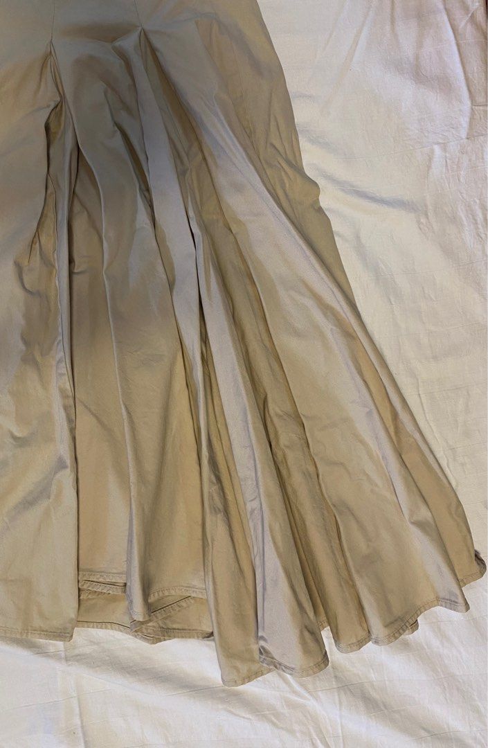 H&M Beige Preppy Long Skirt (Category: Skirts) located in San Pedro. Submitted by 2chic (Listing ID 1266492011, Image 3). Description: Fits: XS - S W: 30cm (when laid down) L: 70cm 💰: GCash 🚚: Gogo Express / Lalamove (SF c/o Buyer) FOR YOUR INFORMATION * Item’s actual color may slightly vary, due to different device screen settings *Read the item description carefully *No proof of payment, No shipping *No return, No exchange PM for inquiry, enj