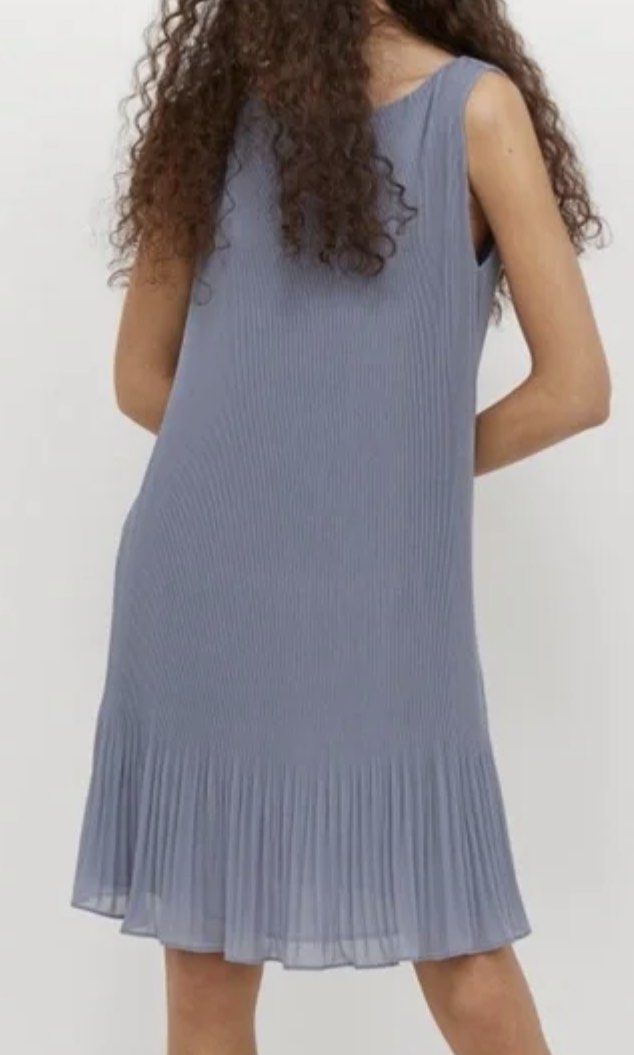 H&M Pleated Shift Dress - Pigeon Blue (Category: Dresses) located in Las Pinas. Submitted by bsky96 (Listing ID 1266562001, Image 1). Description: Rfs: Impulse buy!! can be worn in a casual or office setting :).