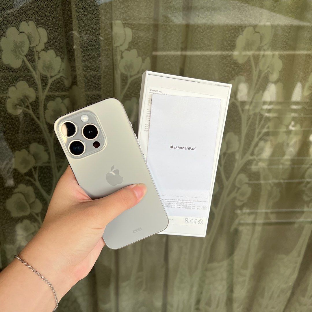 iPhone 15 Pro 256 gb Natural Titanium Second Like New, Telepon Seluler