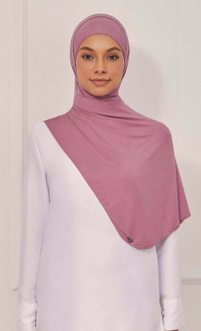 Jersey Shawl in Cranberry Sorbet (Category: Hijabs) located in Kuala Lumpur. Submitted by hodorable (Listing ID 1266514205, Image 1). Description: Brand new intact in box. Never washed or worn. Do note item is completely new so no low balling. Other sellers sell same used item at higher price than I offer. Thanks! Buy two or more, shipping is waived..