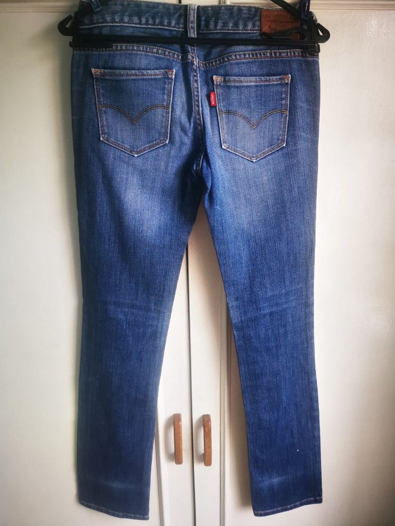 Levis Tight Straight Size 25 (Category: Jeans) located in Pasig City. Submitted by ProjectXStoS (Listing ID 1266491190, Image 2). Description: Levis Tight Straight Size 25 Low Rise, 39" length from side waist down but with fold marks at 35.5- 36" length. (Di ko pinaputol hehe. I am 5'2) Manual measure of waist, since it is low rise, is 28 but i was wearing this when i was still XS- XXS. Pls see (old) worn photo. Mode of Payment: Gcash or BDO Ship