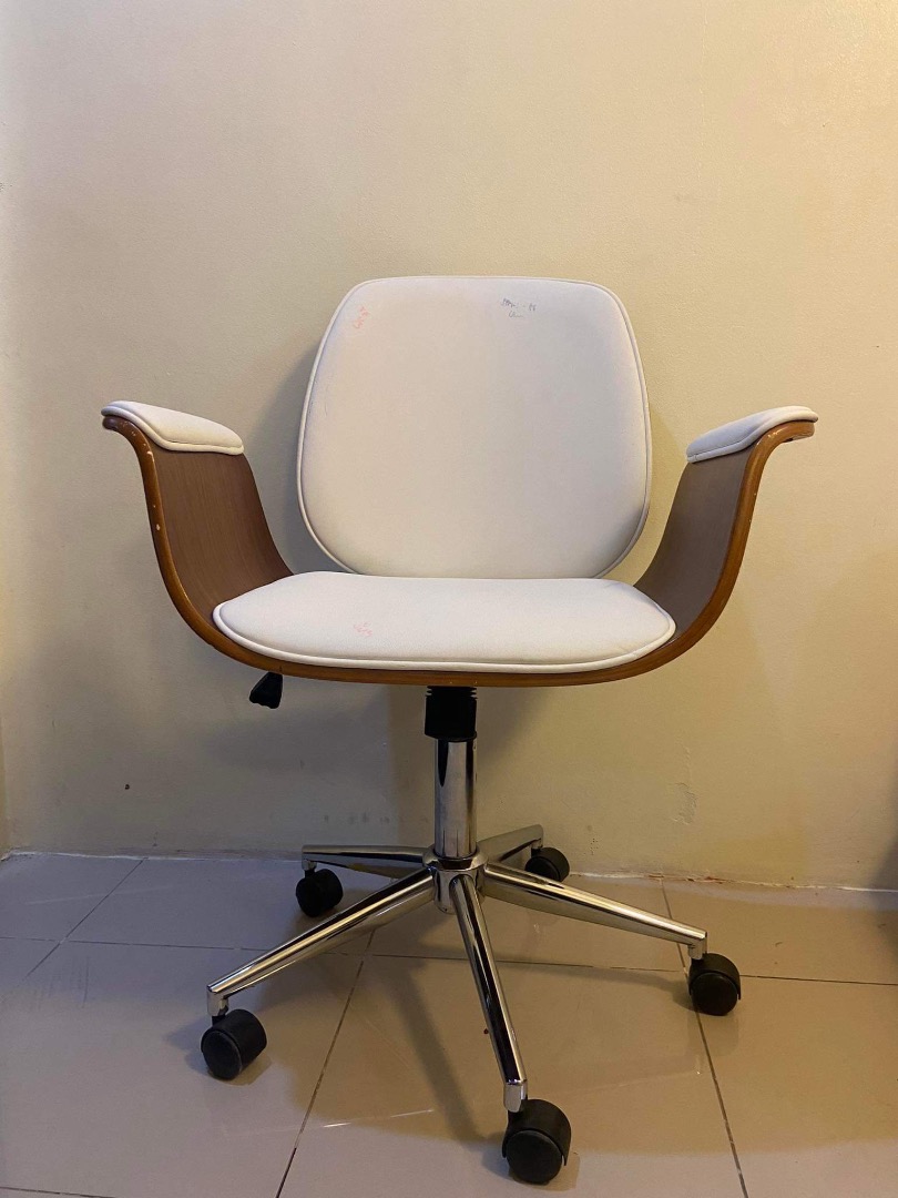 Liriano task Chair
