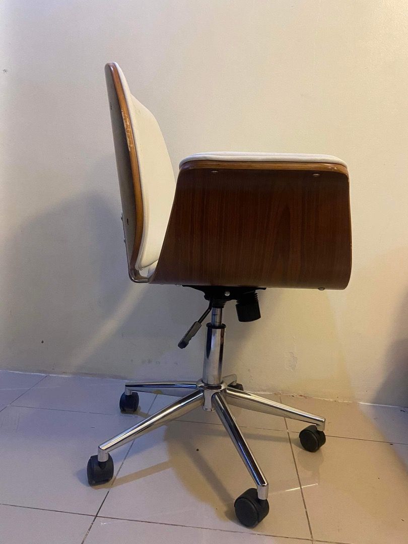 Liriano task Chair