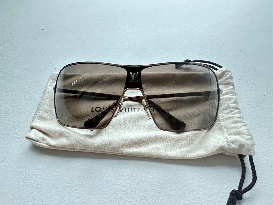 Louis Vuitton LV Rise Metal Pilot Sunglasses Silver Metal. Size U