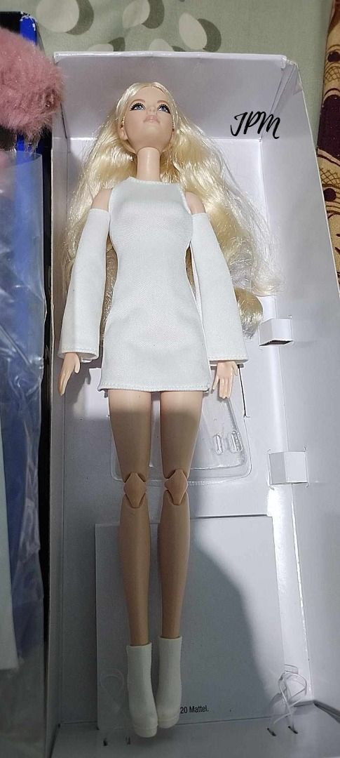 Mattel Barbie Signature Looks Doll Model 6 Victoria, Tall, Blonde GXB28 