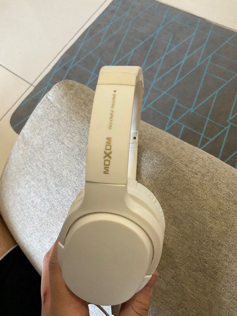 Moxom discount bluetooth earphones