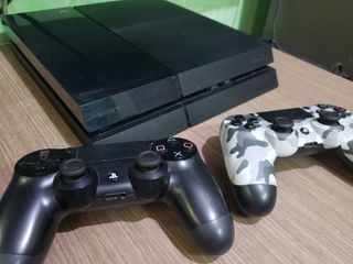 PS4 Fat w/ Controllers