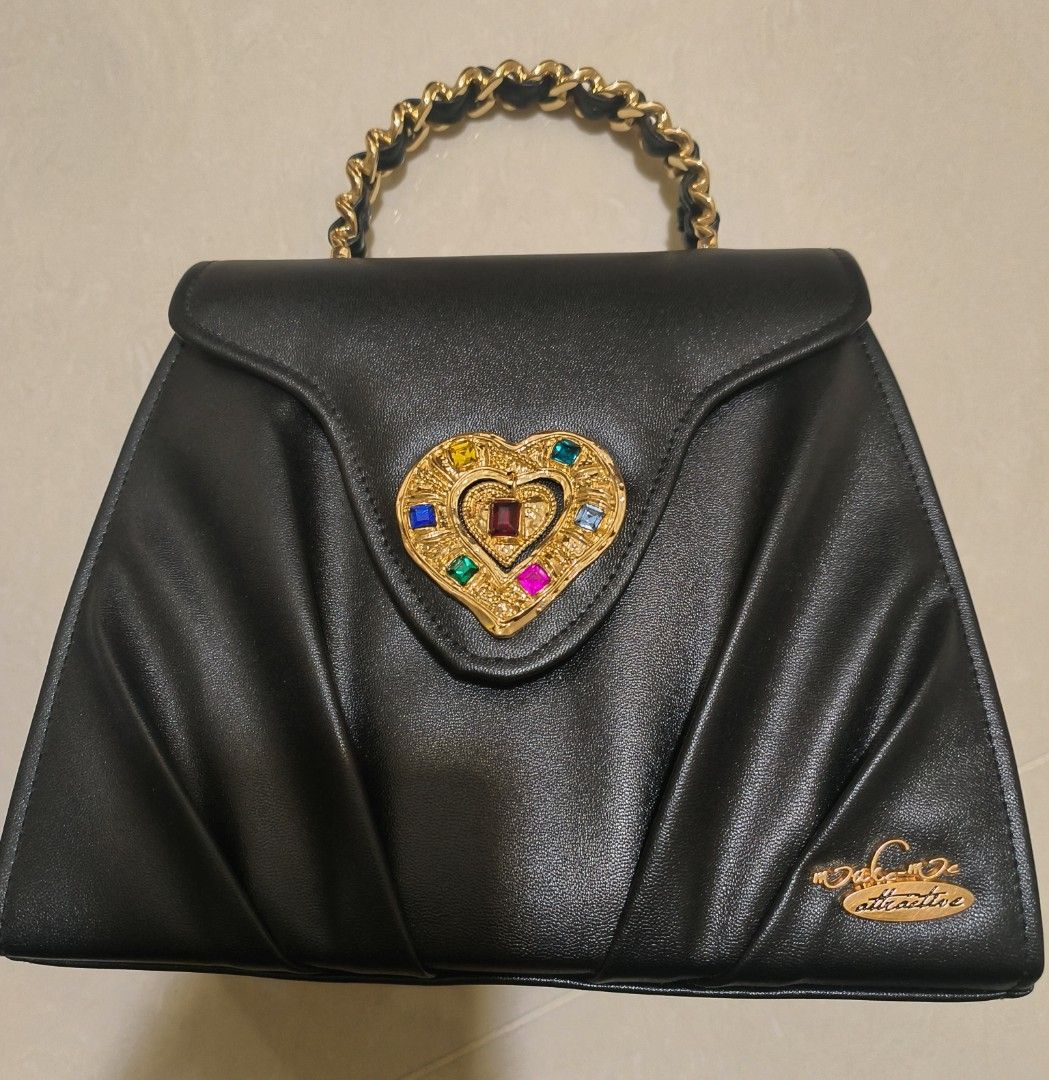 典雅黑手袋（順豐到付,SF Delivery payment) （分類：手袋及銀包）位於 Hong Kong。 由 vintagedays 提交（商品編號 1266556028，圖片 1）。簡介： 代友人出售，友人忙執倉，實在無時間交收。 大概19x18x7 二手物品有正常使用痕跡，完美主義勿投。 順豐到付。 友人沒有 payme, fps or Alipay 一切按Carousell 指示進行，貨物出門恕不接受退換或任何爭議，謝謝。