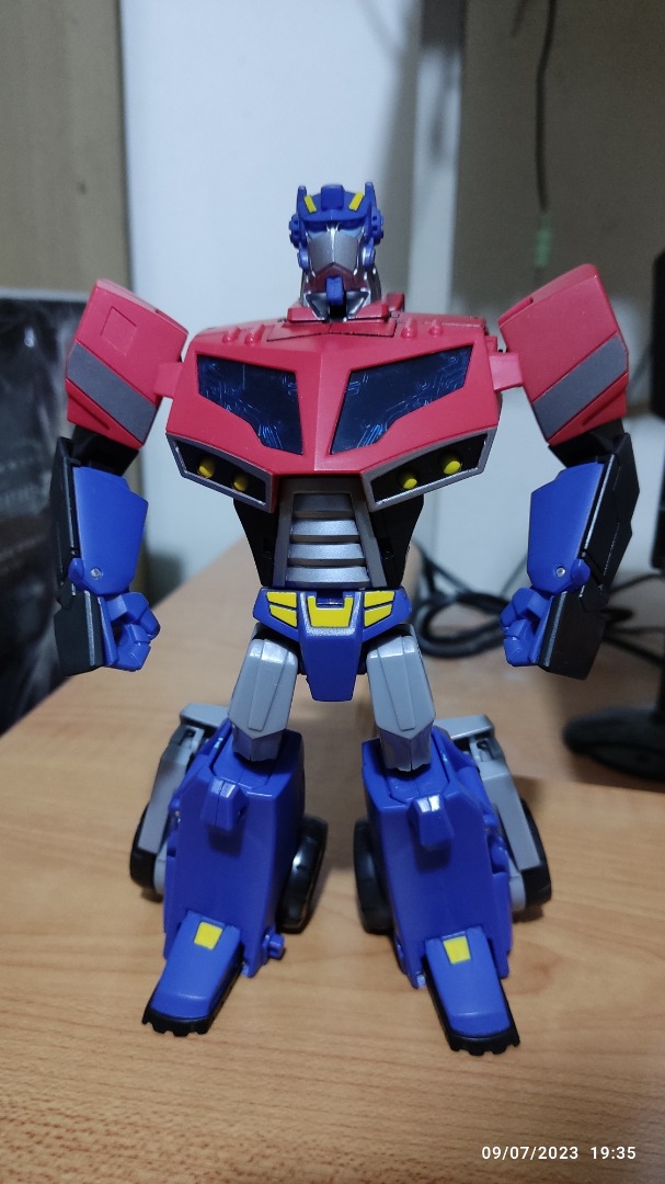 Voyager Class Optimus Prime (Transformers Animated), Hobbies & Toys