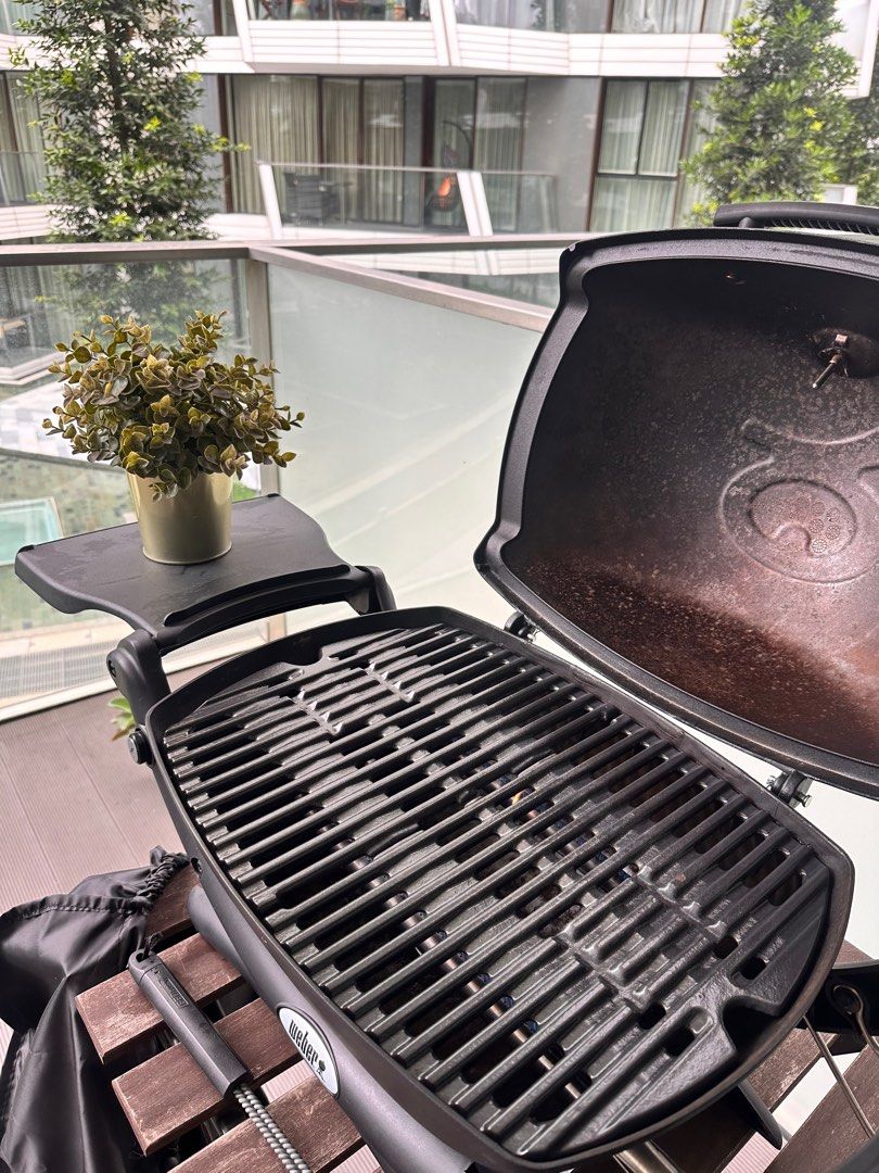 Weber BBQ Q1200 Gas Grill incl. Cover, Table, Brush and Gas, TV & Home