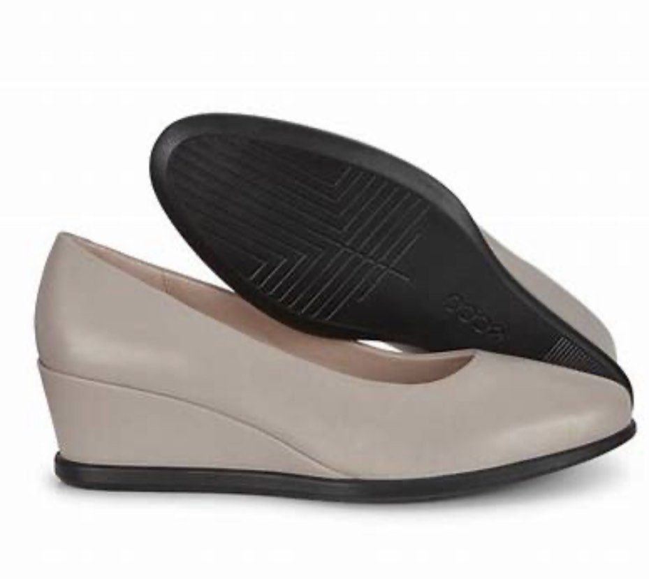 Wedge pumps Women s Fashion Footwear Wedges on Carousell
