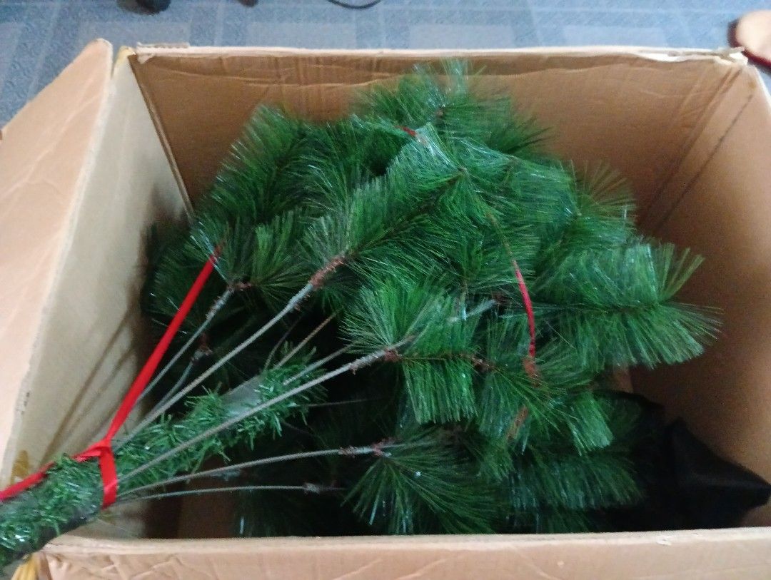 5ft Christmas tree for sale, Furniture & Home Living, Gardening, Plants
