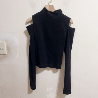 黑色長袖挖肩彈力上衣 Isa Lnn.22 attention
