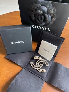 Chanel 2022 Faux Pearl & Strass 'Coco Chanel' CC Brooch - Gold-Plated Pin,  Brooches - CHA719746