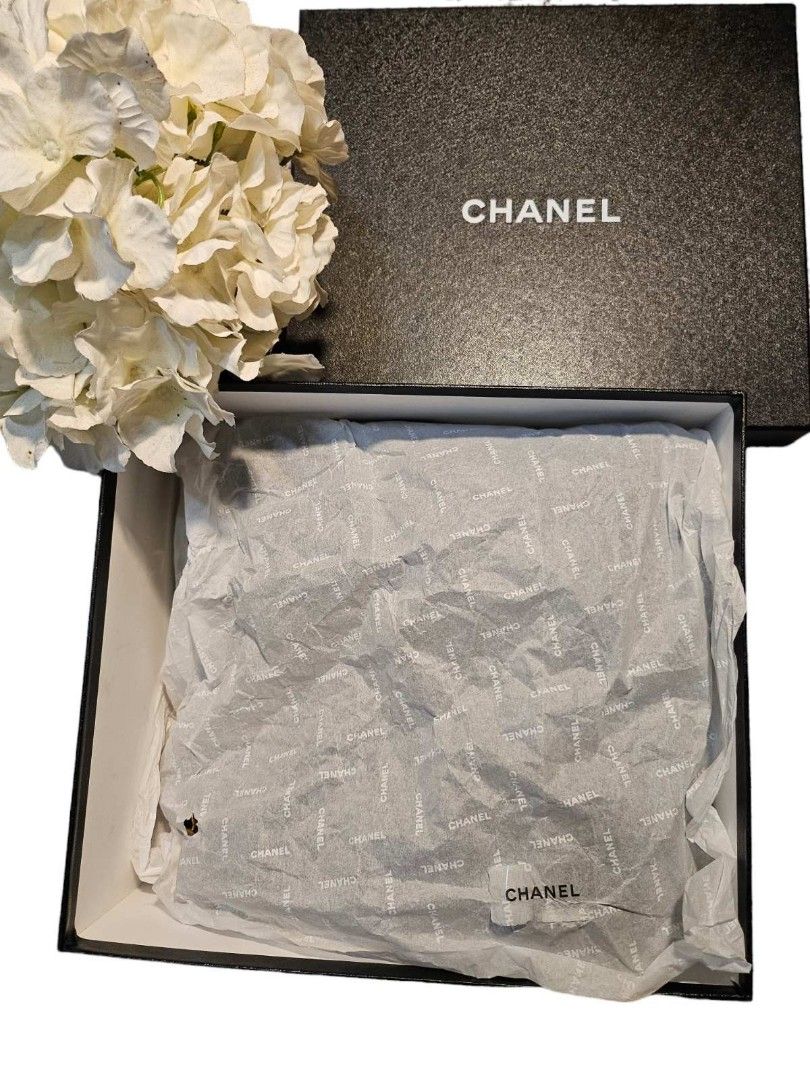 Authentic Chanel Sling Chain Bag (Category: Luxury Bags & Wallets) located in Quezon. Submitted by sonataora15 (Listing ID 1263446712, Image 2). Description: authentic chanel sling chain bag very rare, good condition, comes with dust bag, authenticity card and box. Get your money back if proven fake 🤞.