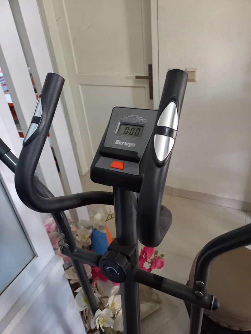 Berwyn elliptical crosstrain alat olahraga di rumah