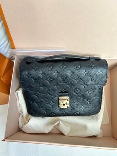 LOUIS VUITTON Monogram Love Lock Pochette Metis 668712