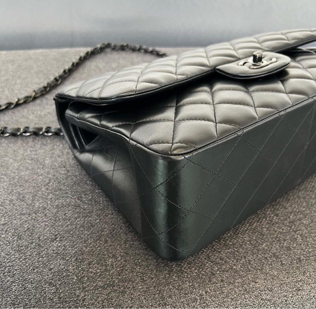 Chanel so shop black jumbo lambskin