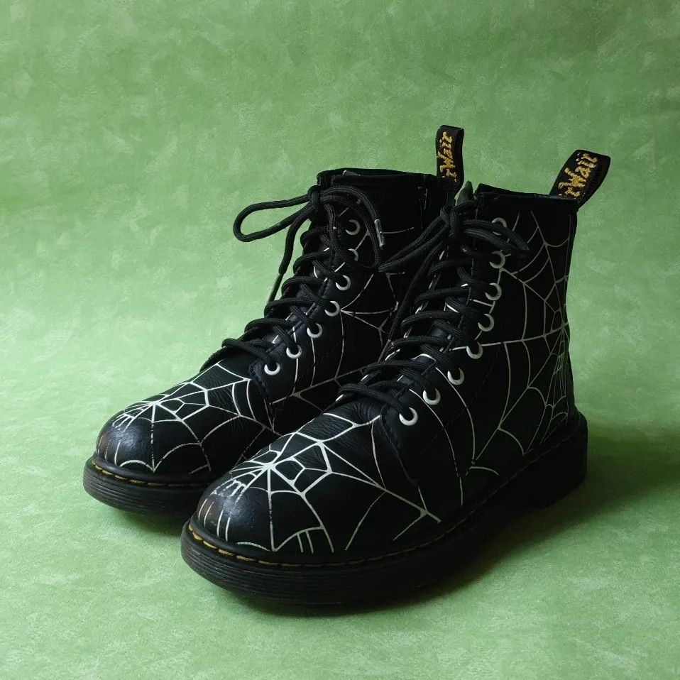 Dr martens store skull web