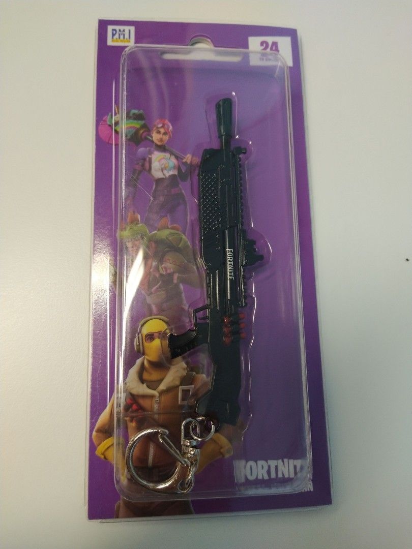 Fortnite metal keychain $40/3, 興趣及遊戲, 玩具 & 遊戲類 - Carousell